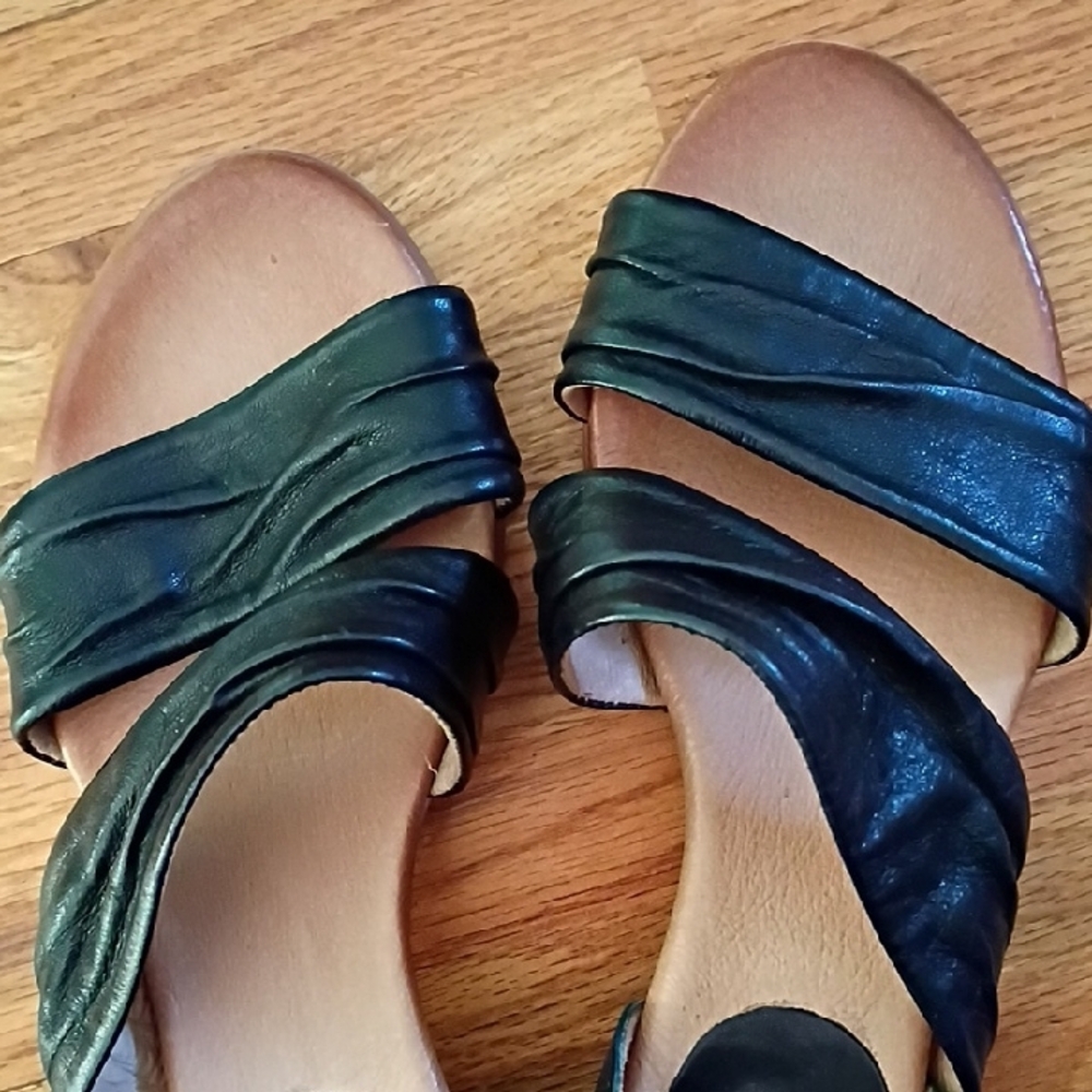 Miz Mooz Cassi Black Leather Strappy Sandals Wide 39 - Picture 3 of 12